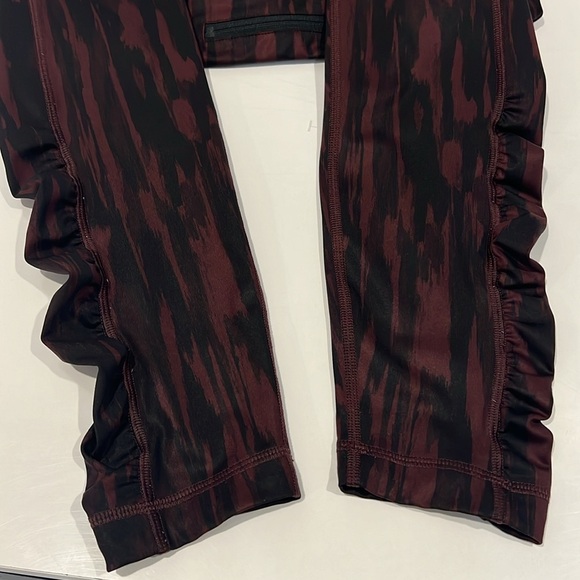 Lululemon Speed Tight IV
Painted Animal Bordeaux Drama Black / Black size 8 - Picture 14 of 16